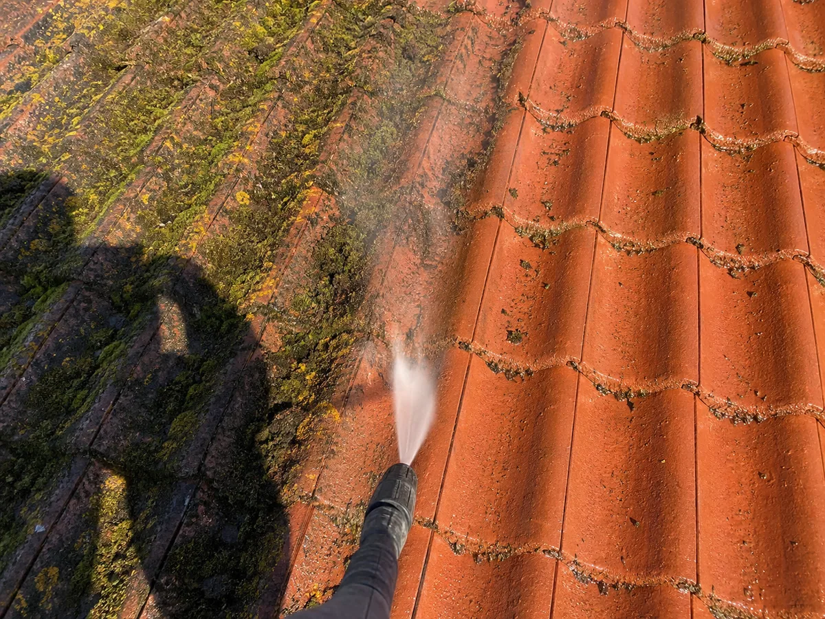 Démoussage haute pression toiture